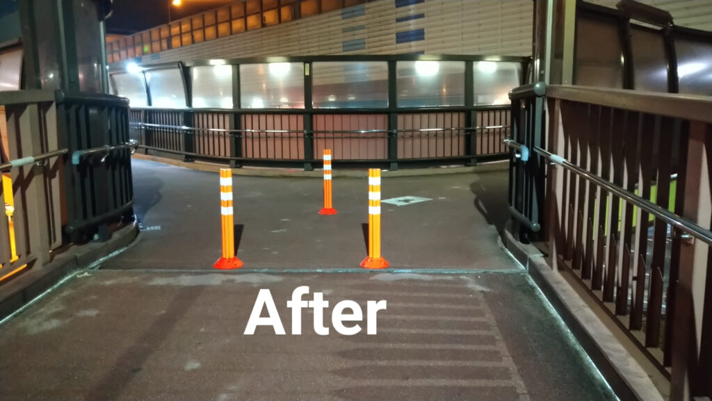 大宮バイパスにある美女木八幡歩道橋自転車の減速や降車を促すため、オレンジ色のポールを設置